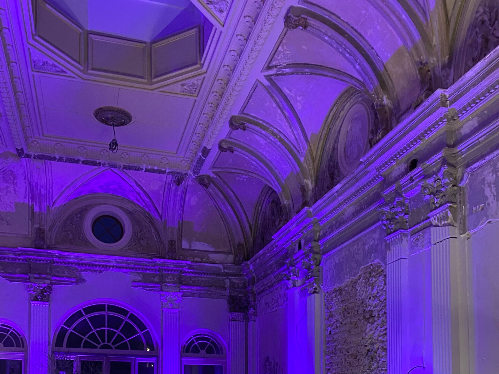 Illuminiertes Gewölbe des SaalX, Krefeld, © Reinhold Janowitz