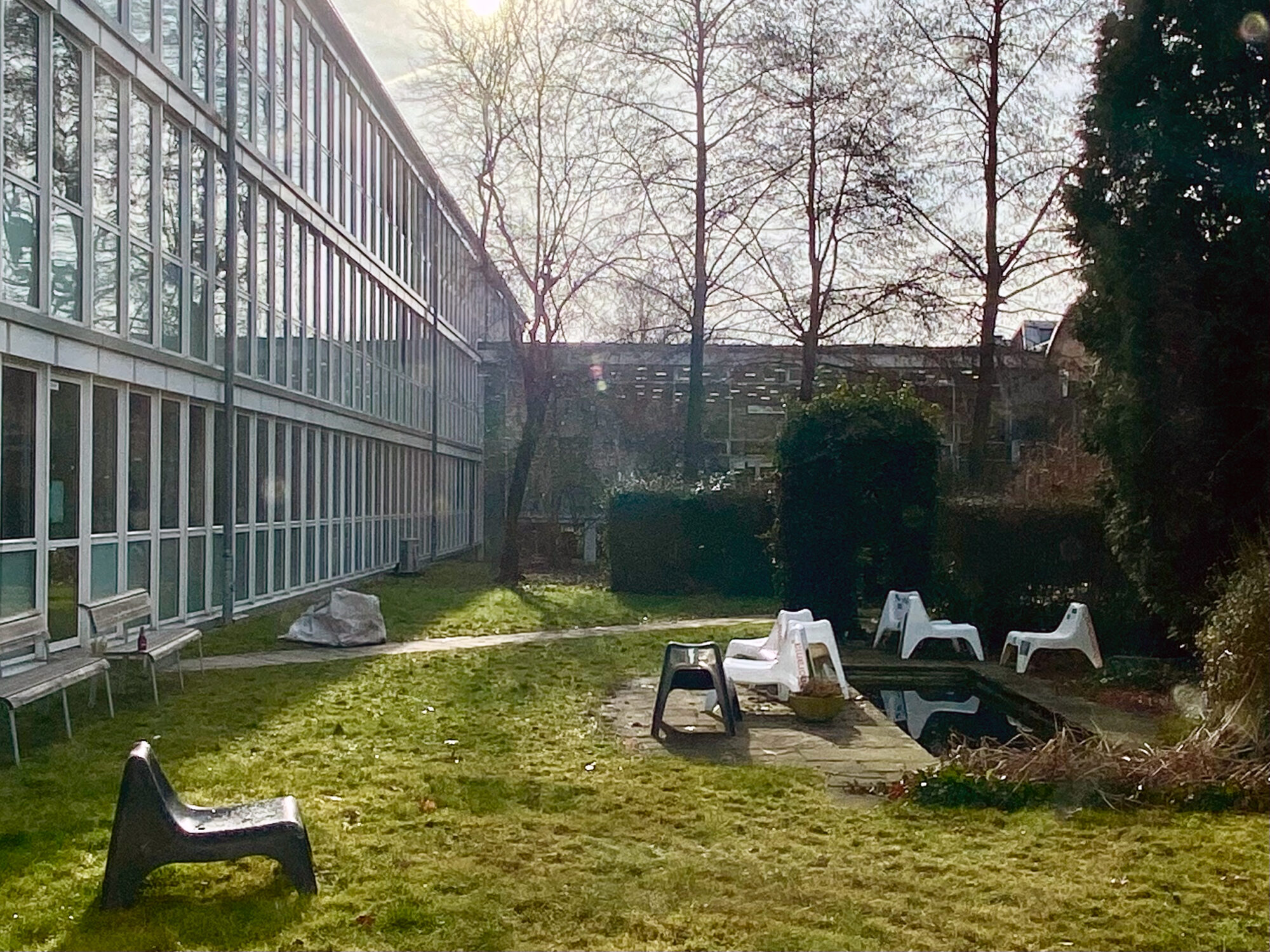 Leere Outdoor-Bestuhlung Campus Frankenring der Hochschule Niederrhein, Krefeld, © Reinhold Janowitz