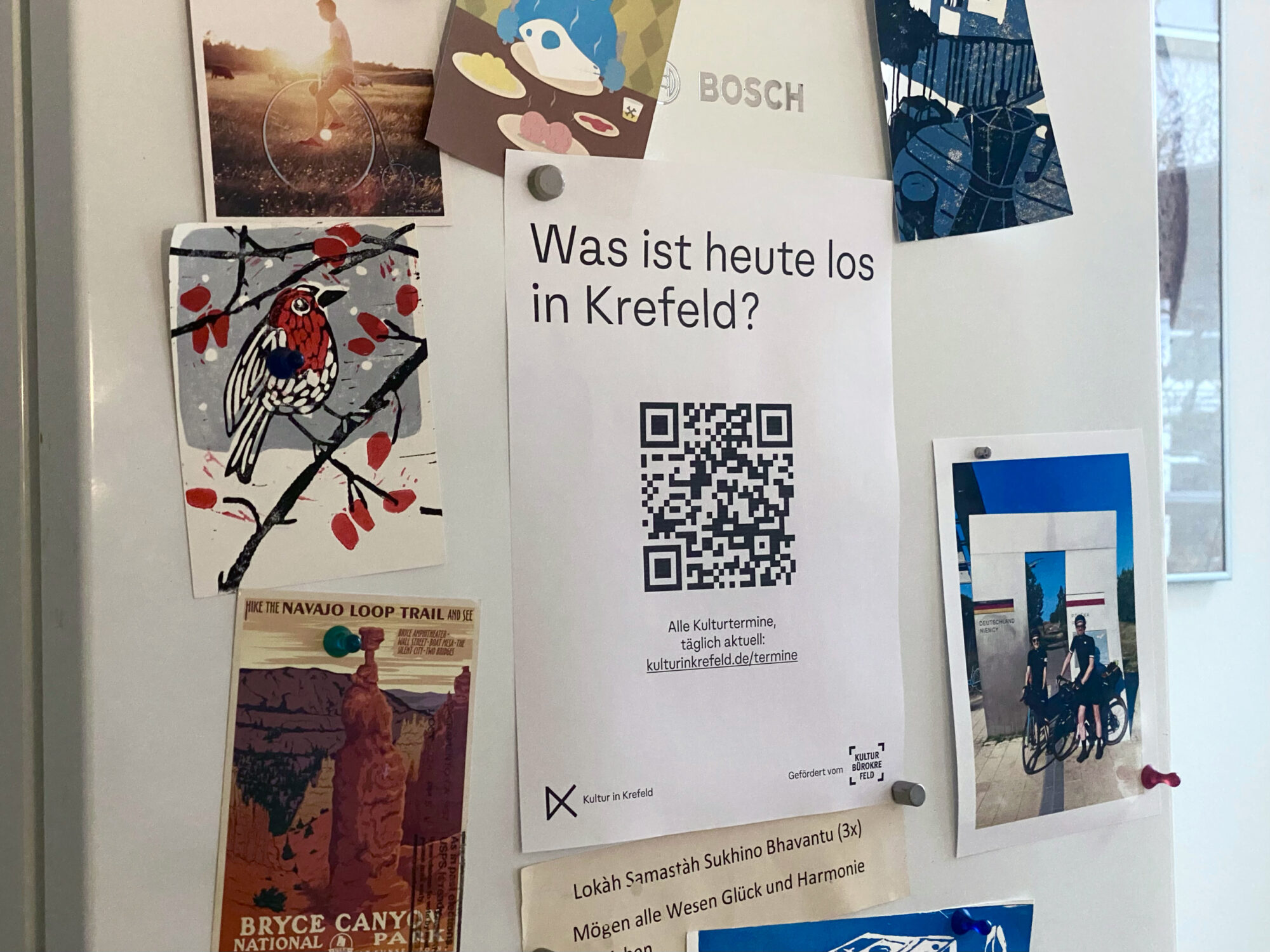 QR-Code kulturinkrefeld.de/termine am Kühlschrank