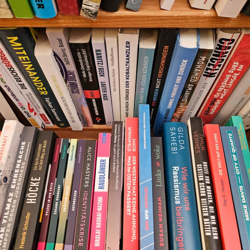 Blick in die Auslagen des Anderen Buchladens, Krefeld