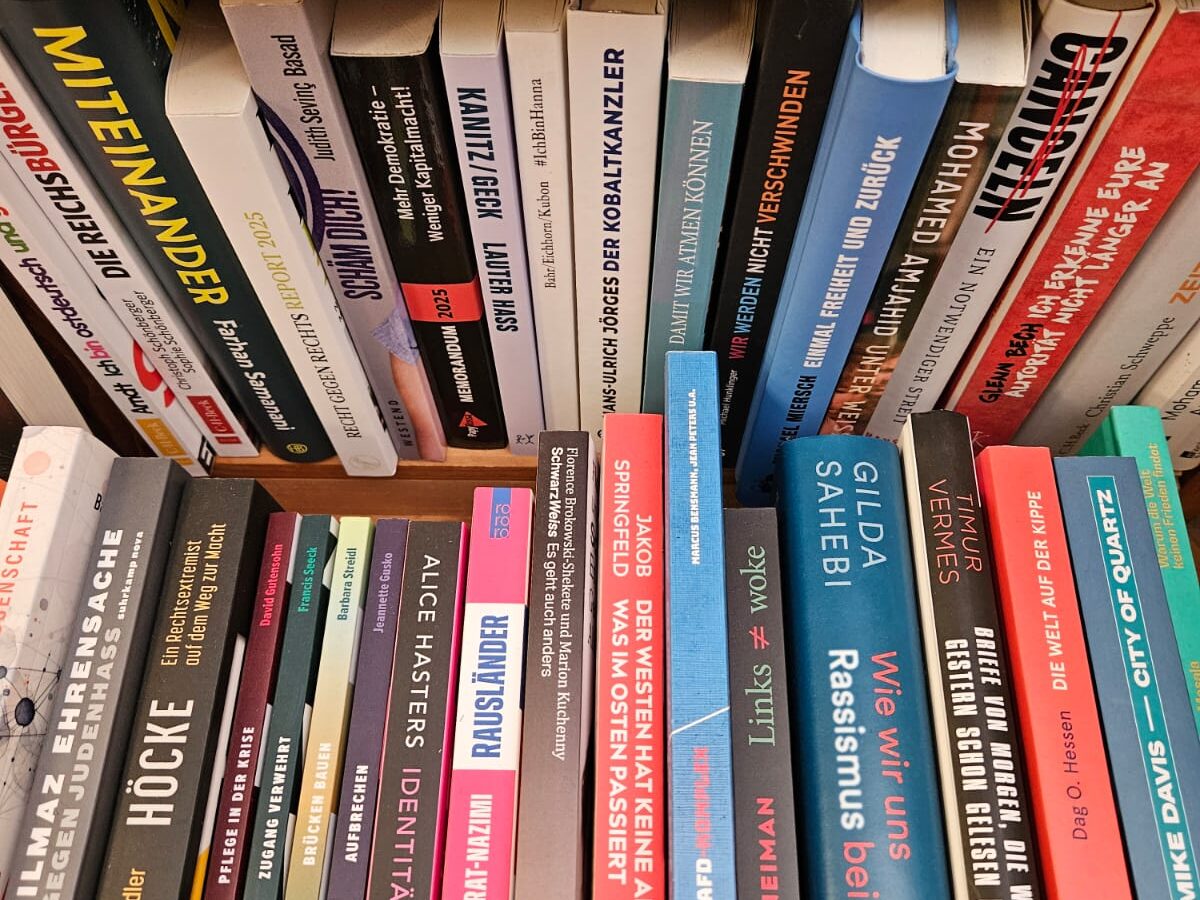 Blick in die Auslagen des Anderen Buchladens, Krefeld